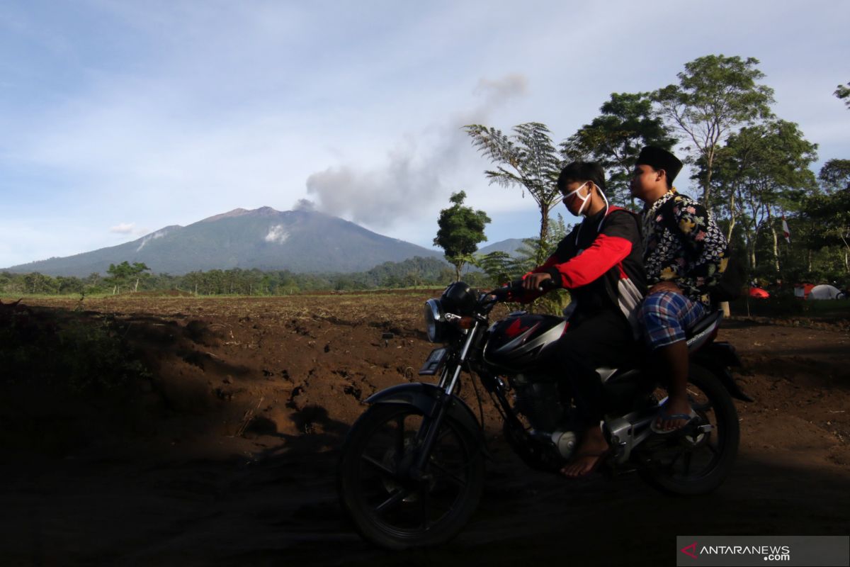 Abu vulkanik Gunung Raung mulai menurun