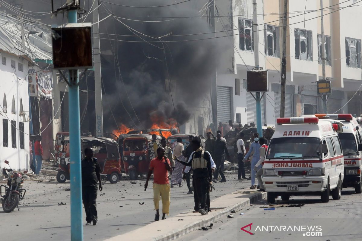 20 orang tewas usai bom mobil bunuh diri meledak di depan restoran Somalia