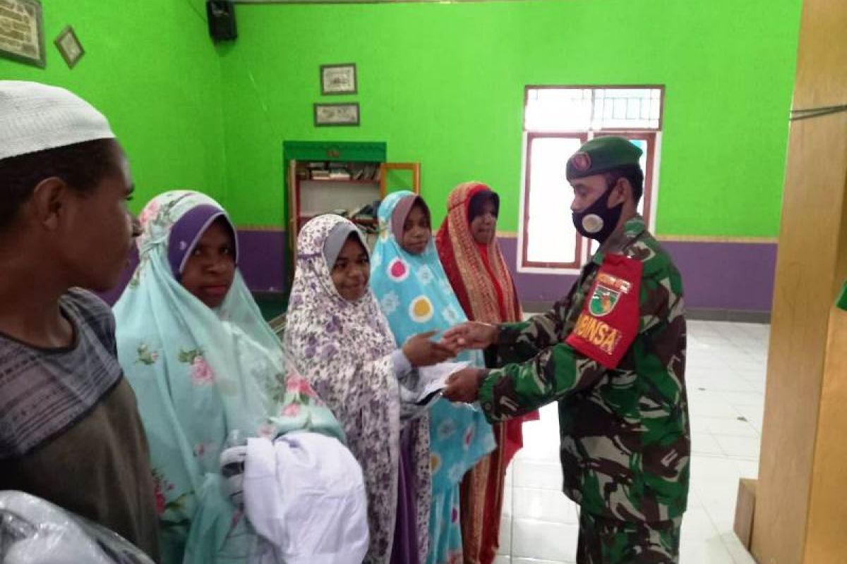 Babinsa Koramil Wamena beri bantuan seragam sekolah  di pesantren Al Istiqomah