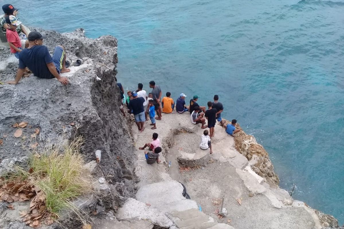 Basarnas Ambon cari nelayan terjatuh di laut Desa Latuhalat