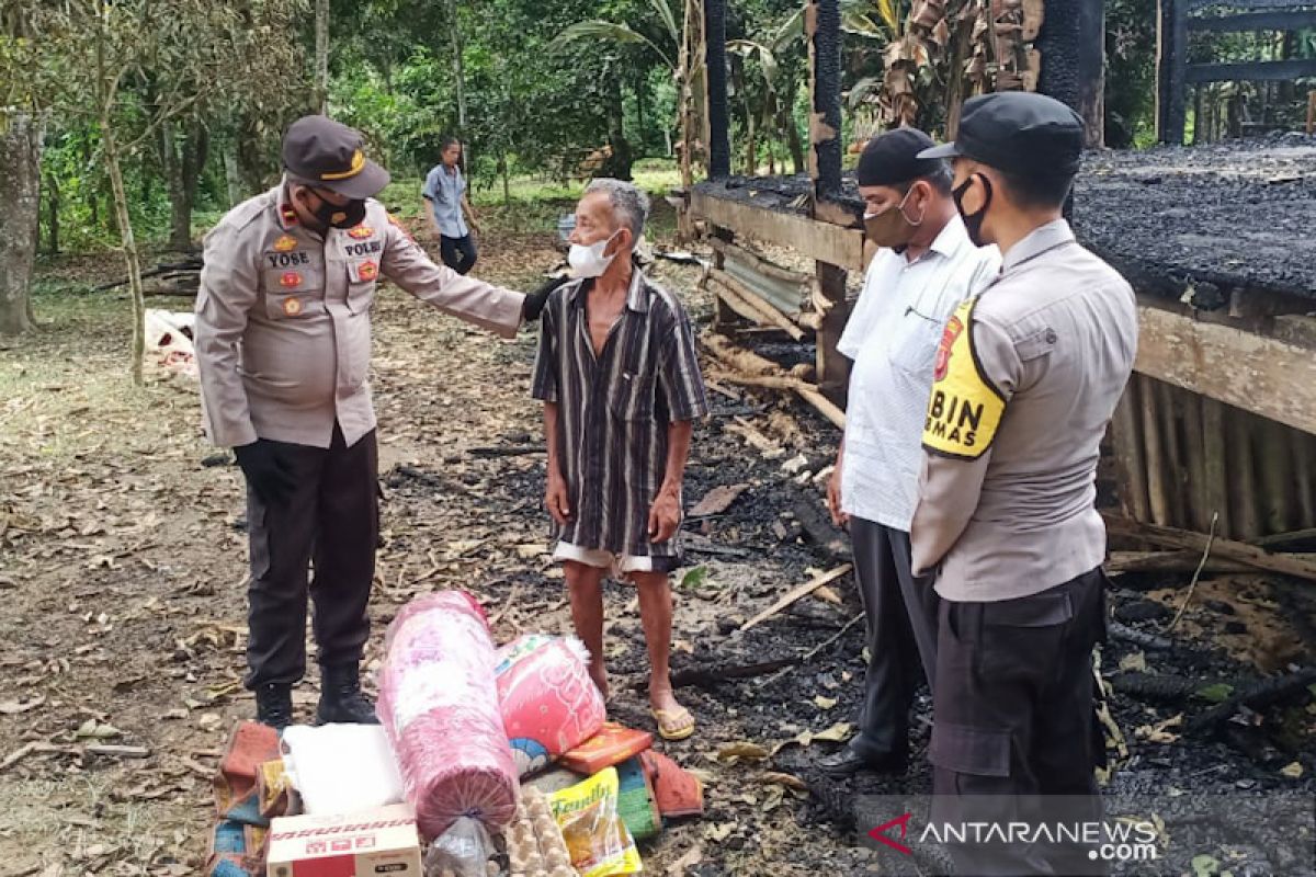 Polisi bantu korban kebakaran di Aceh Tamiang