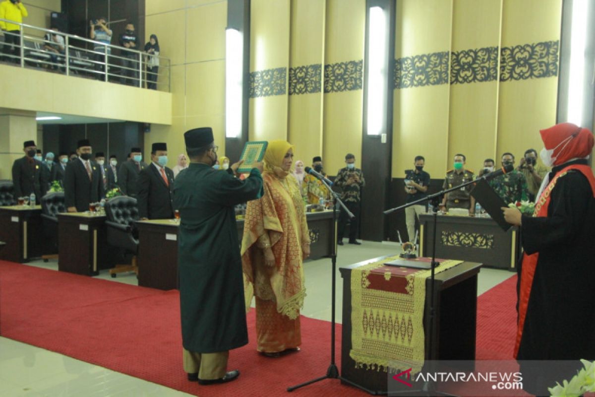 Nurnisma resmi menjabat sebagai ketua DPRD Kota Solok periode 2019/2024