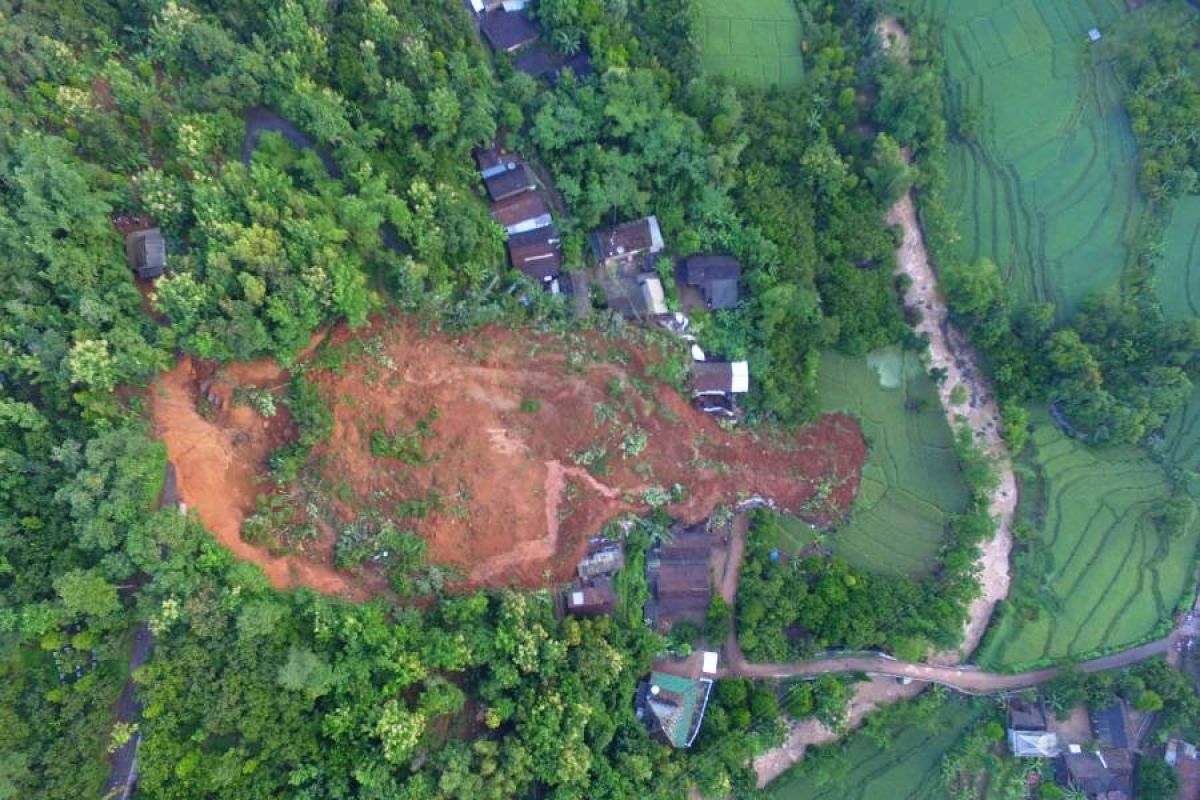 BPBD Jatim kirim tim tambahan bantu penanganan longsor di Nganjuk