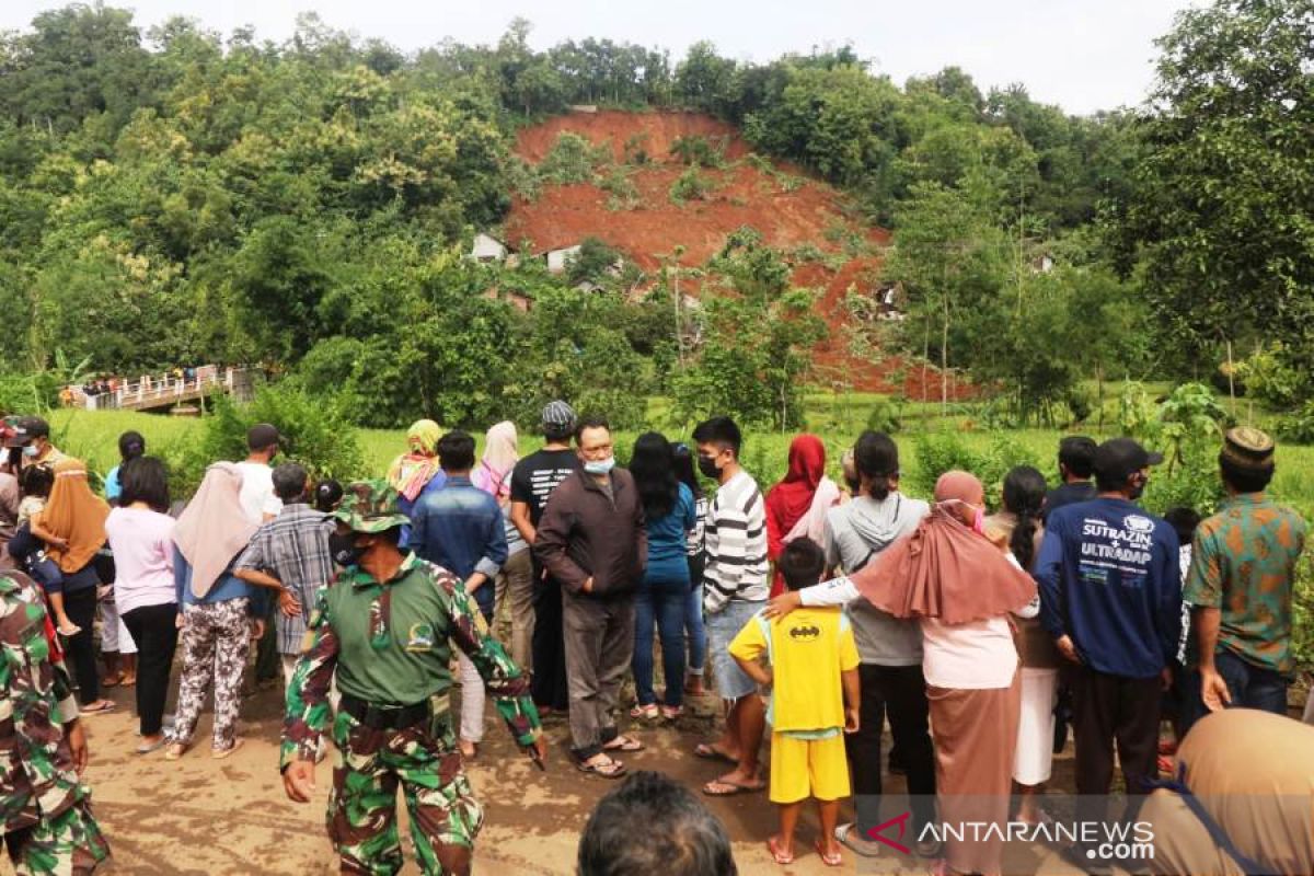 Ada longsor di Nganjuk, SAR evakuasi puluhan korban yang tertimbun