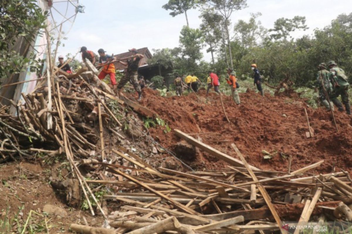 SAR temukan dua lagi korban tanah longsor Nganjuk