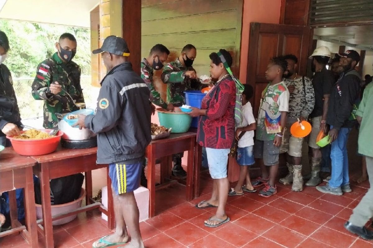 Satgas Yonif 756/WMS bagikan makanan siap saji kepada warga Kampung Banti Mimika