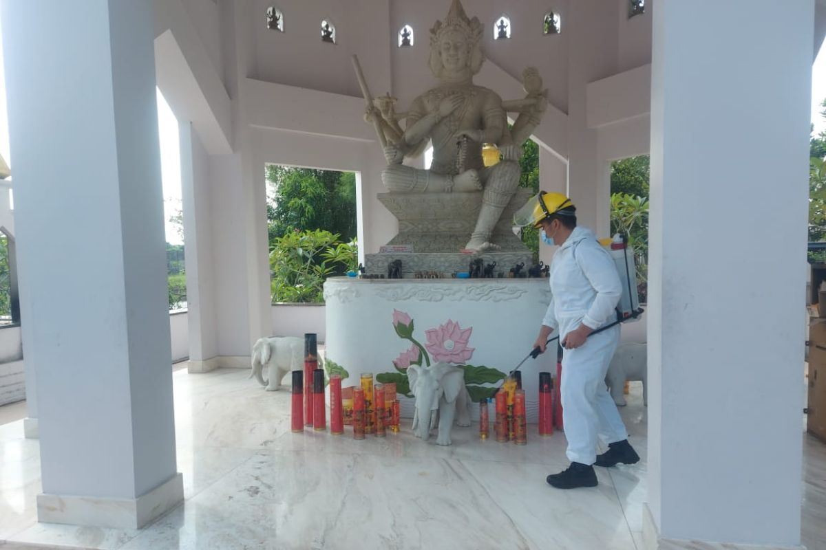 Brimob Polda Riau semprotkan disinfektan di Vihara Dhamma Metta Arama, Umat Budha bersyukur