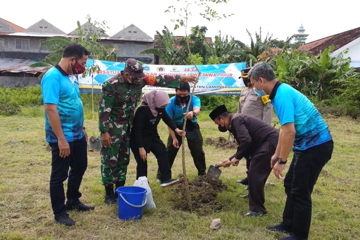 Peringati HPN 2021, PWI Jatim lakukan penghijauan di Lamongan