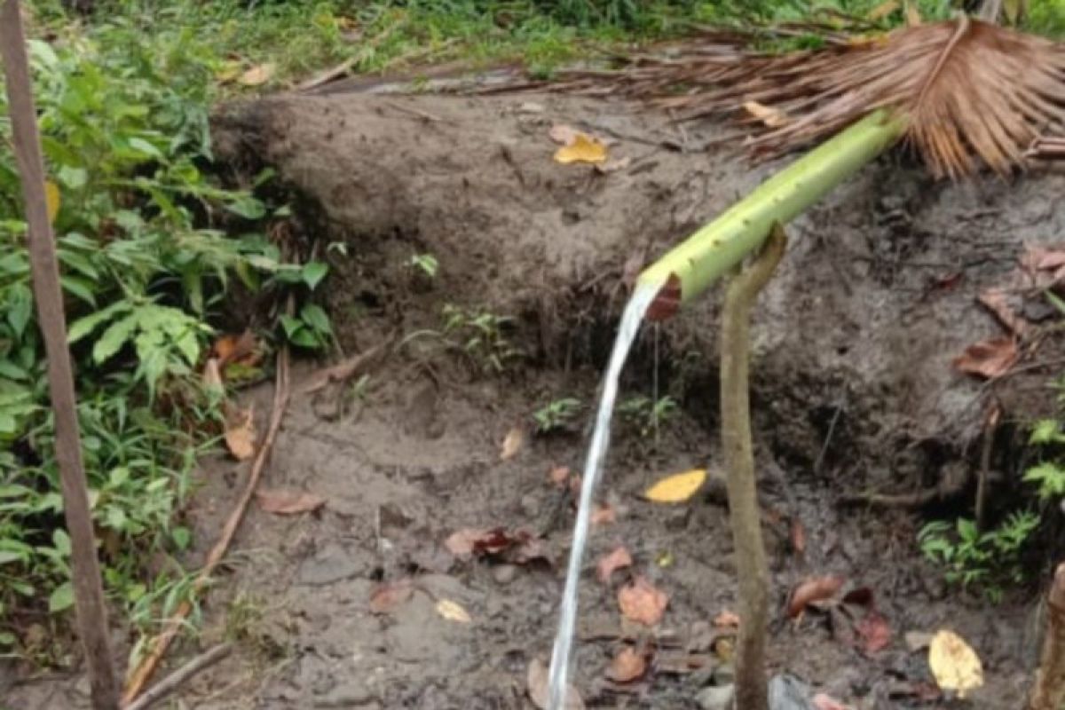 Mata air muncul setelah gempa Majene di dekat lokasi pengungsian warga