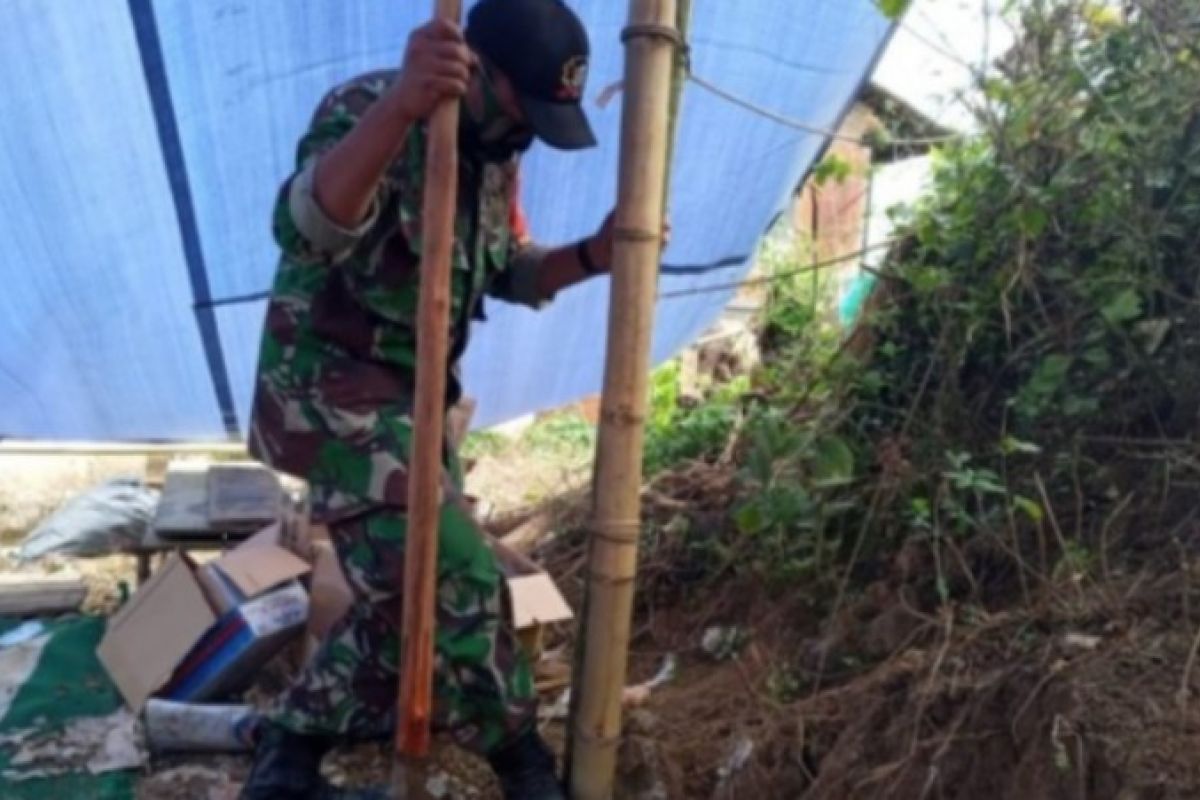 TNI bantu perbaiki tenda pengungsi gempa Sulbar di Mamuju