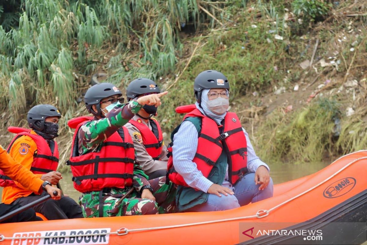 Sampah Sungai Cikeas dikeruk atasi pendangkalan