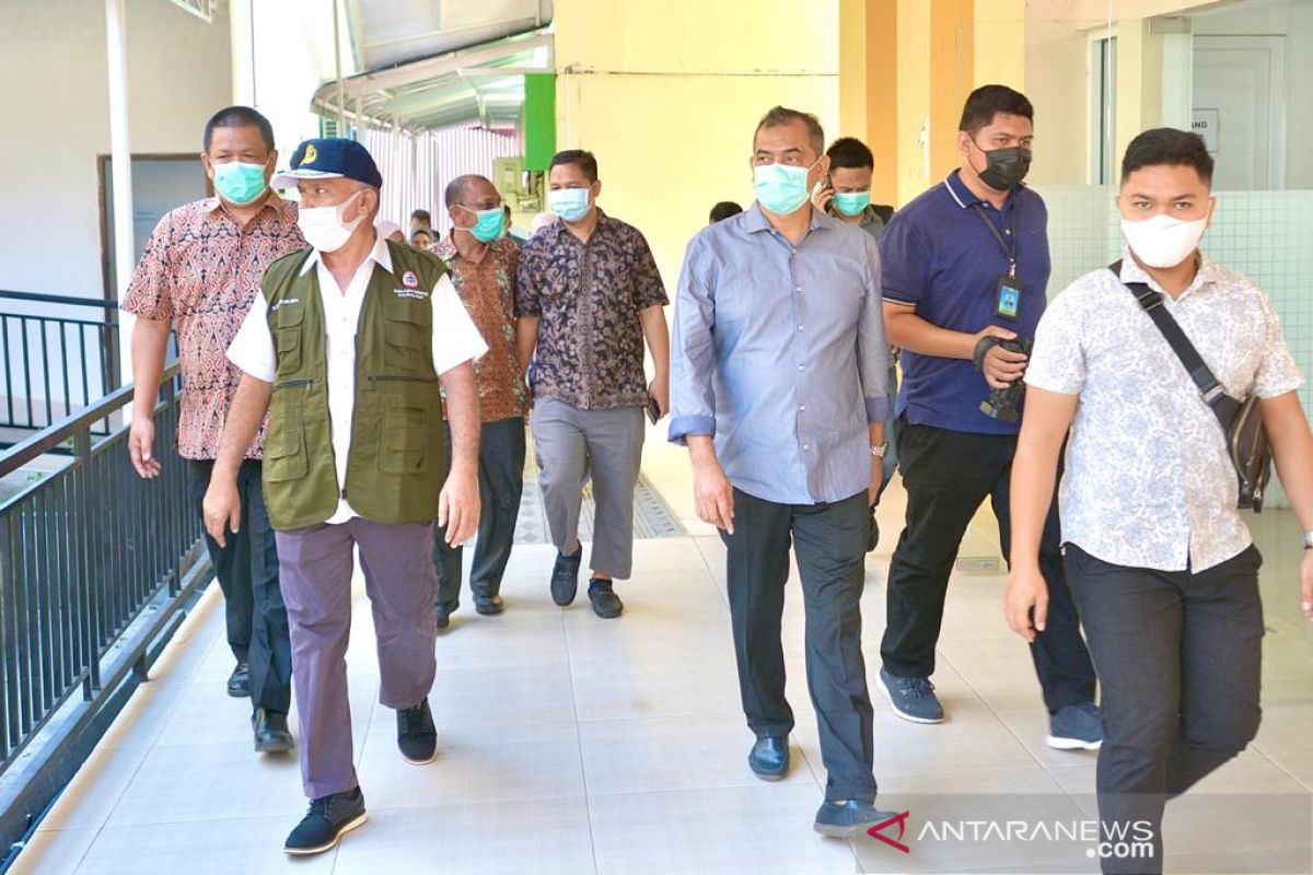 Sekda Aceh pantau vaksinasi nakes di Sabang. Begini penegasannya
