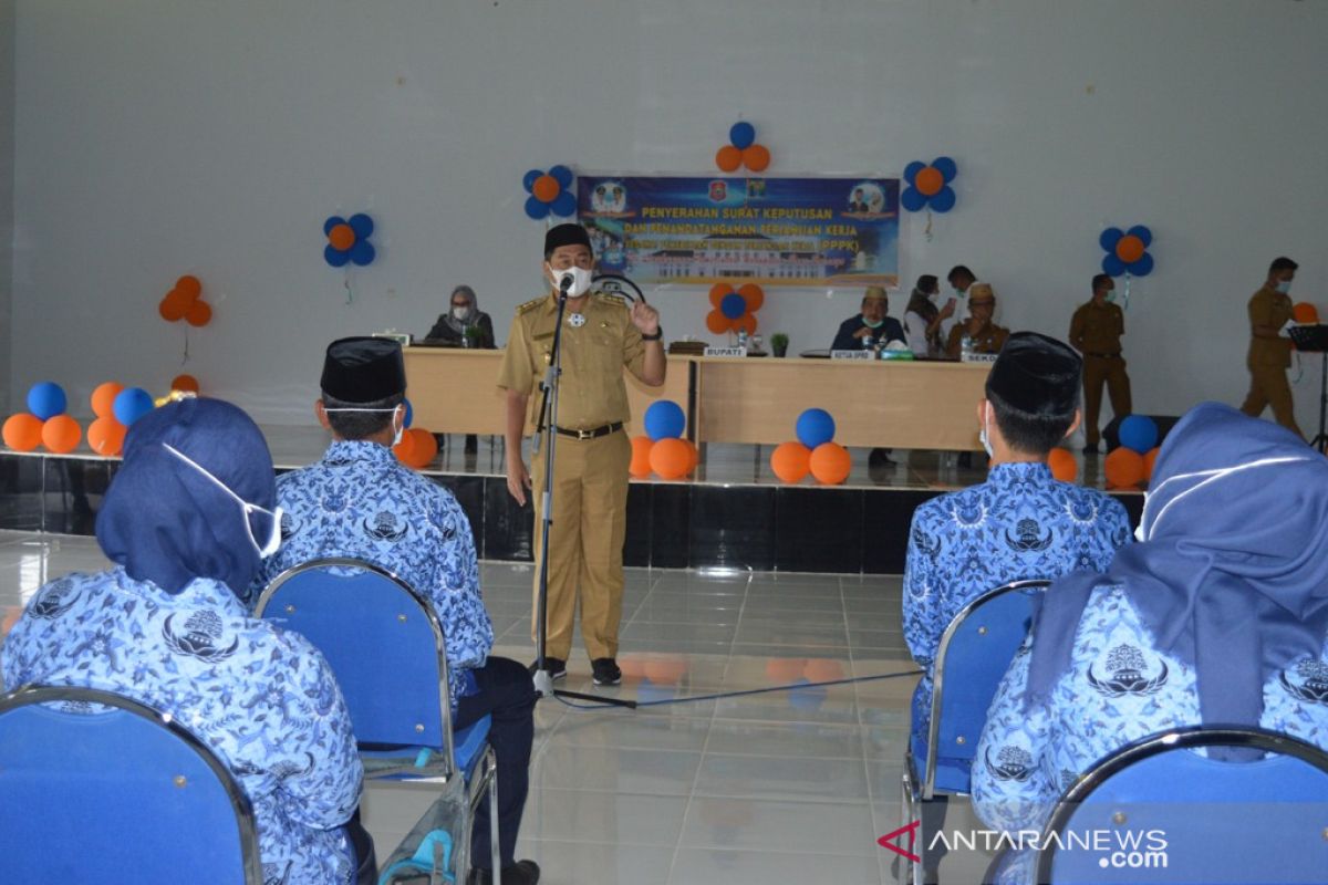 Bupati Hamim serahkan Surat Keputusan PPPK Bone Bolango