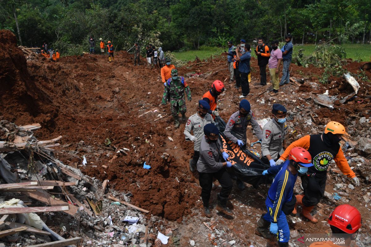 Petugas lanjutkan pencarian korban tanah longsor di Ngetos Nganjuk
