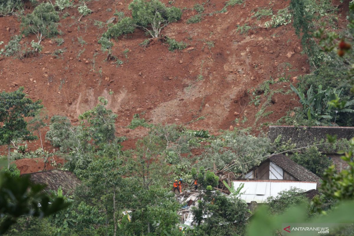Tim gabungan lanjutkan pencarian korban hilang akibat tanah longsor di Nganjuk