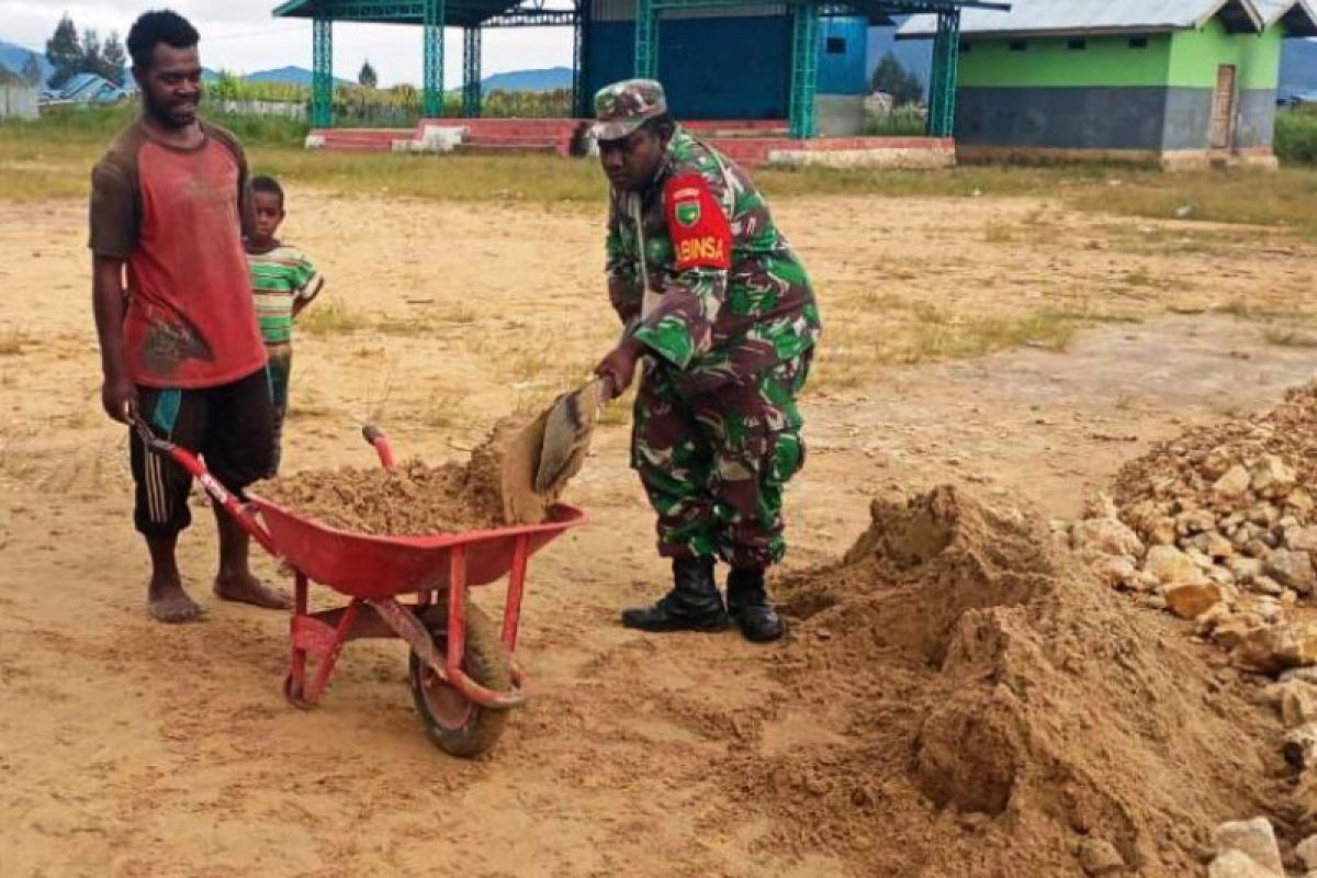 Babinsa Koramil Enarotali bantu warga binaan bangun pondasi rumah