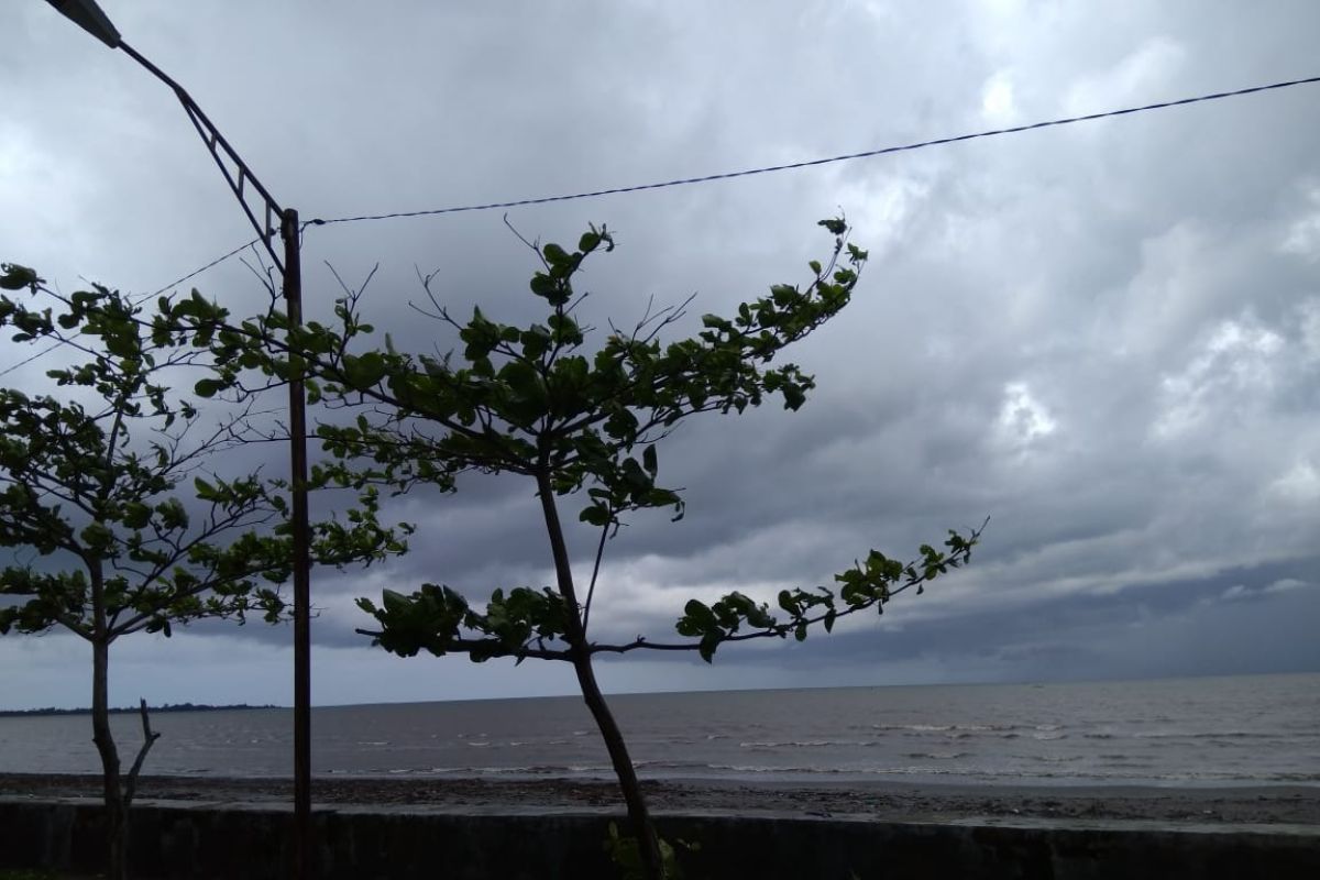 Hujan disertai angin kencang surutkan nelayan Makassar pergi melaut