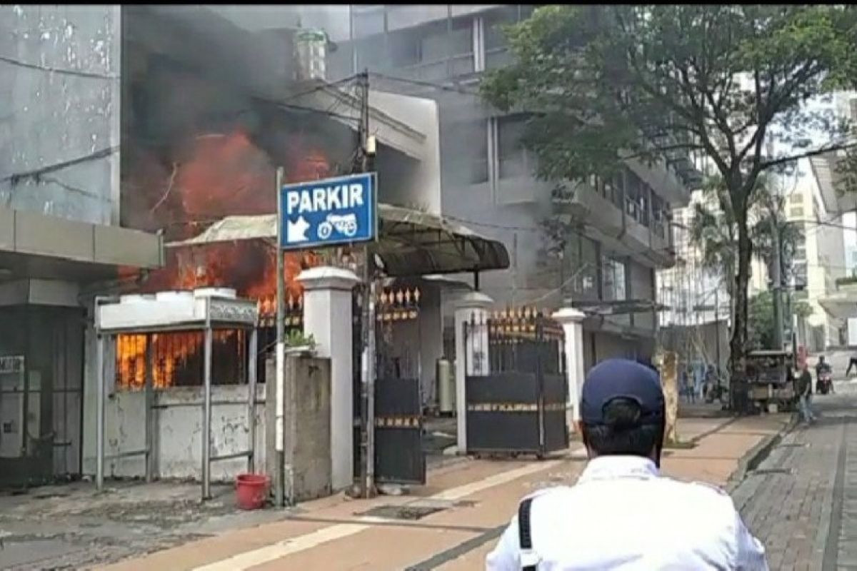 Damkar berhasil menyelamatkan empat penghuni toko saat kebakaran di Surabaya