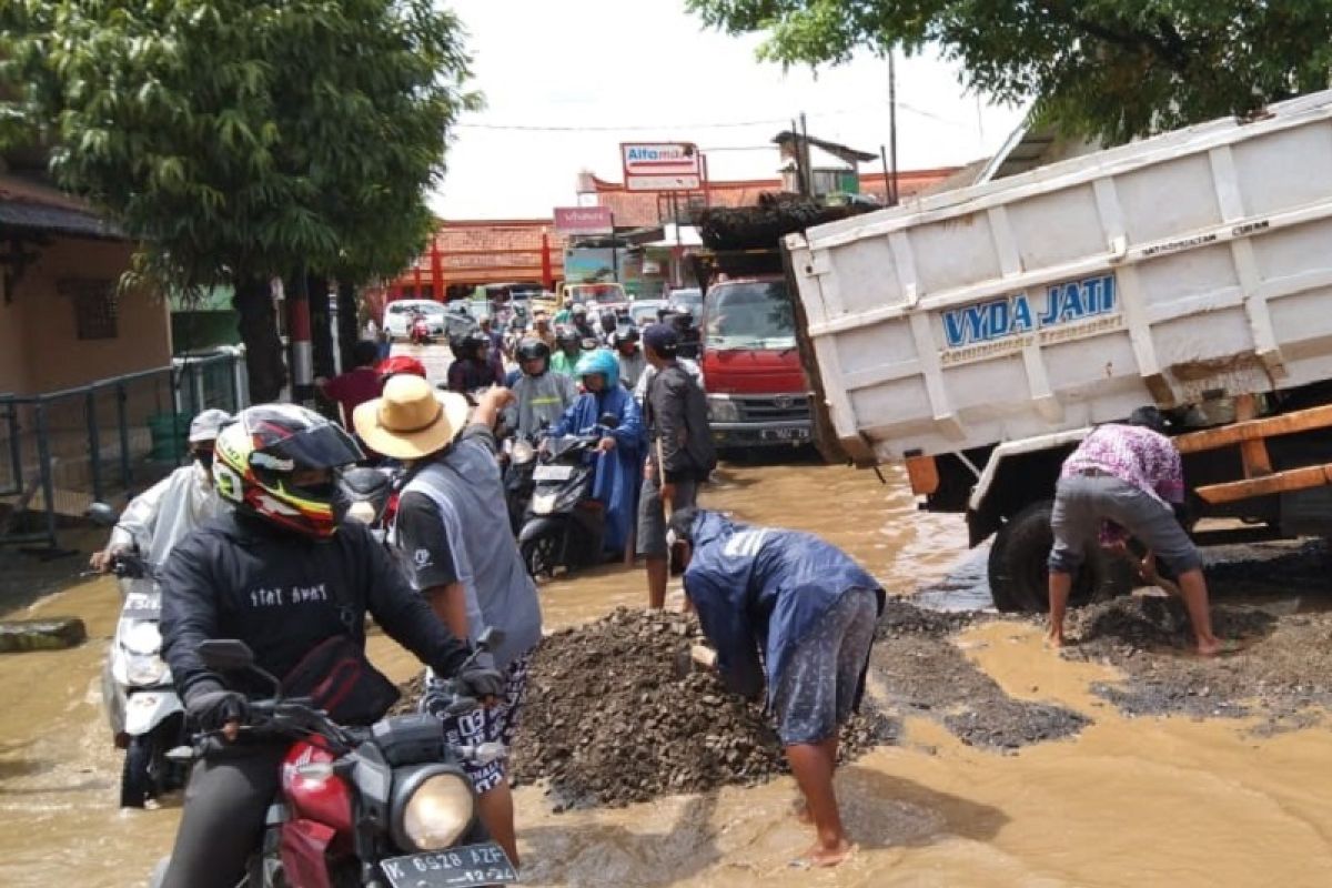 Pemerintah didesak segera perbaiki jalan rusak di Kudus