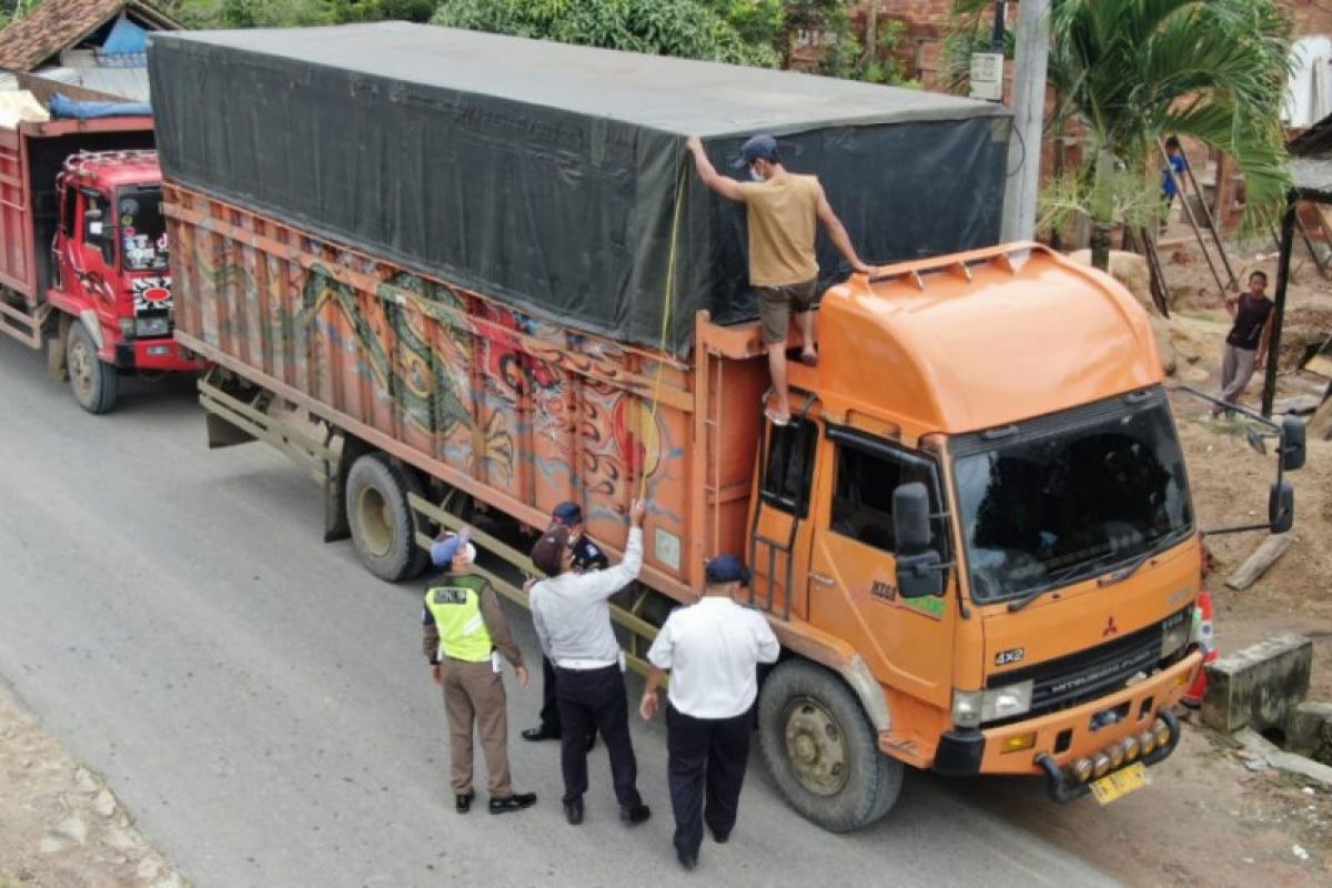 Dishub Lampung Selatan lakukan pengawasan kendaraan yang overload overdimention di jalan kabupaten