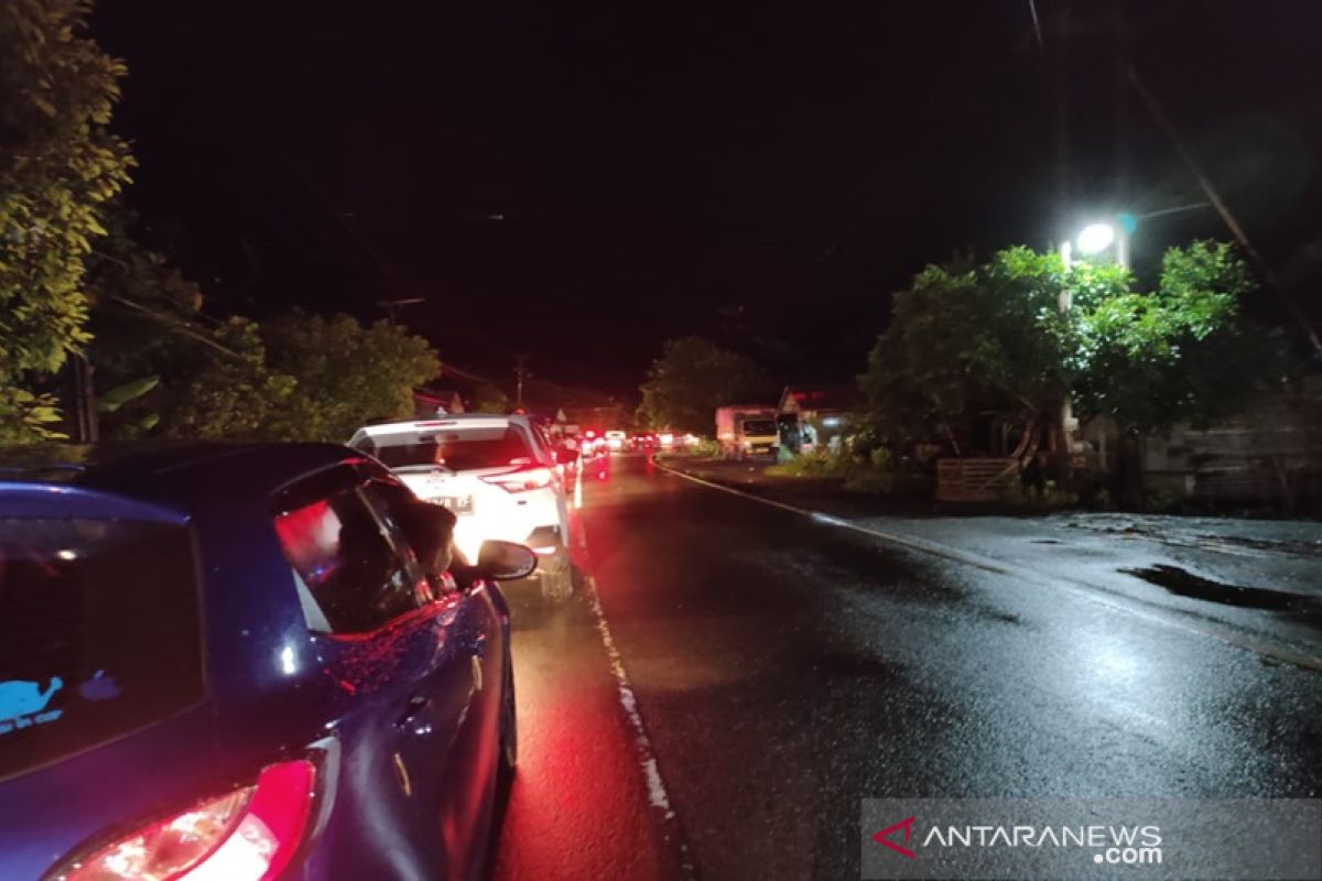 Pohon tumbang macetkan mobil sekitar satu jam