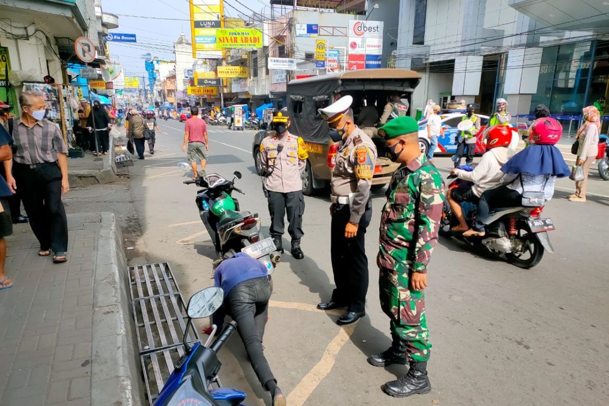 Tekan kasus COVID-19 di Sukabumi , petugas gabungan tindak tegas pelanggar PPKM