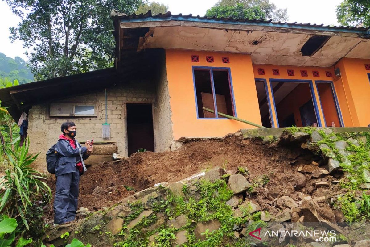 Pemkab Cianjur akan relokasi 22 keluarga akibat pergerakan tanah