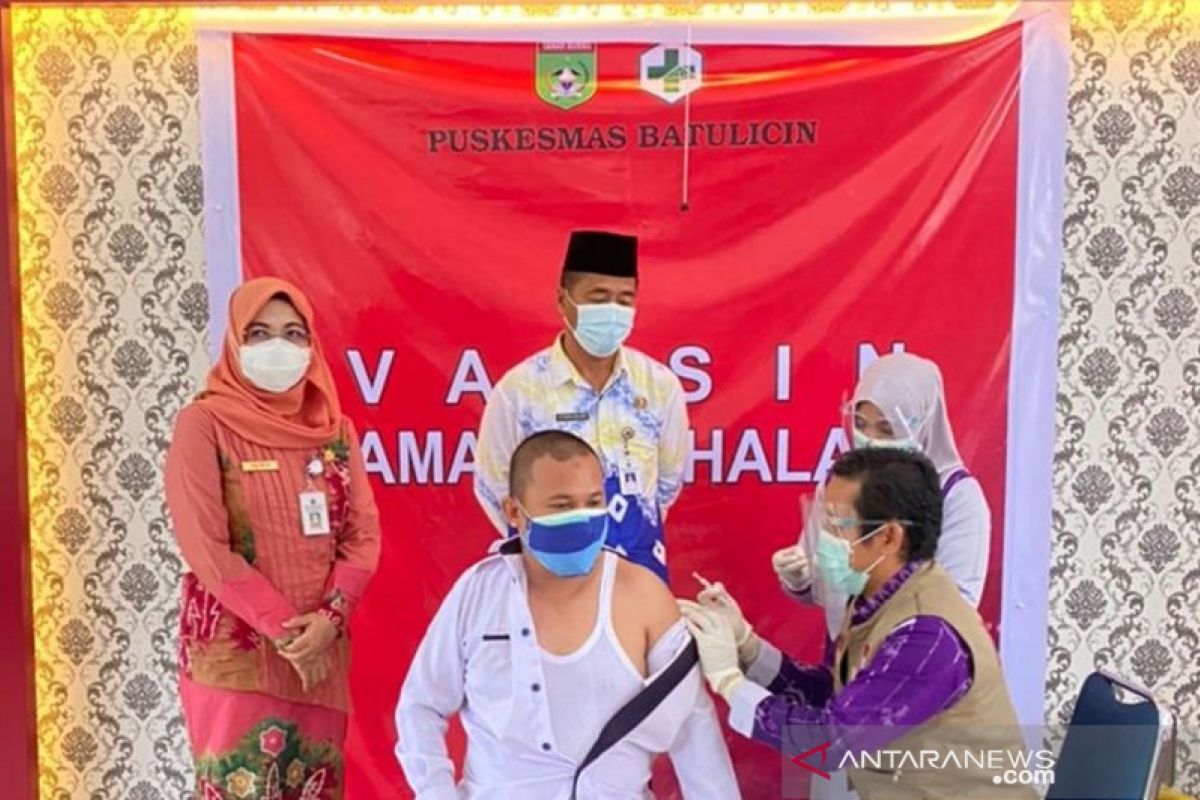 Tanah Bumbu's medical workers, officials receive second vaccine shots