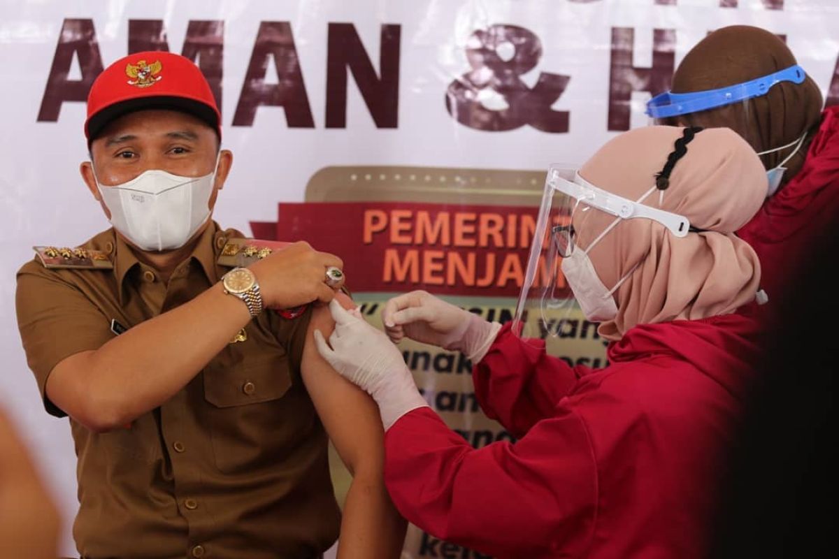 Bupati Lampung Barat terima vaksinasi dosis kedua