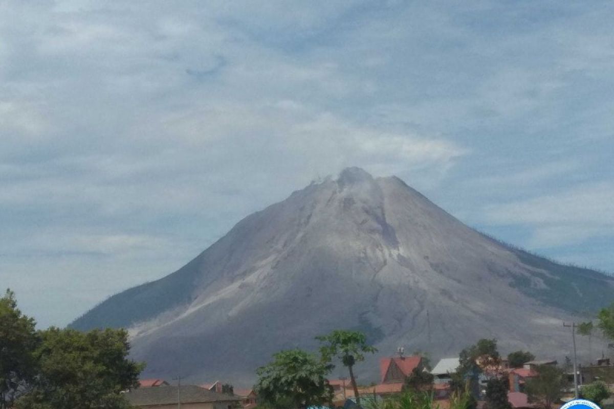 Gunung Sinabung kembali erupsi, luncurkan awan panas guguran sejauh dua kilometer