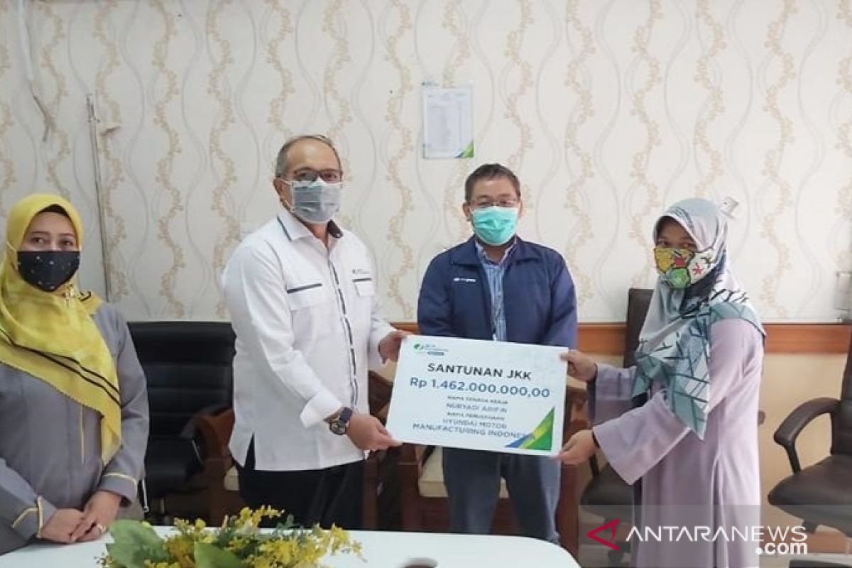 BPJAMSOSTEK Cikarang serahkan santunan kecelakaan kerja Rp1,46 M kepada ahli waris