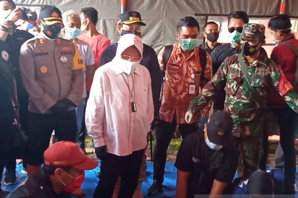 Tinjau pengungsian korban longsor di Nganjuk, Mensos Risma jadi model foto dadakan