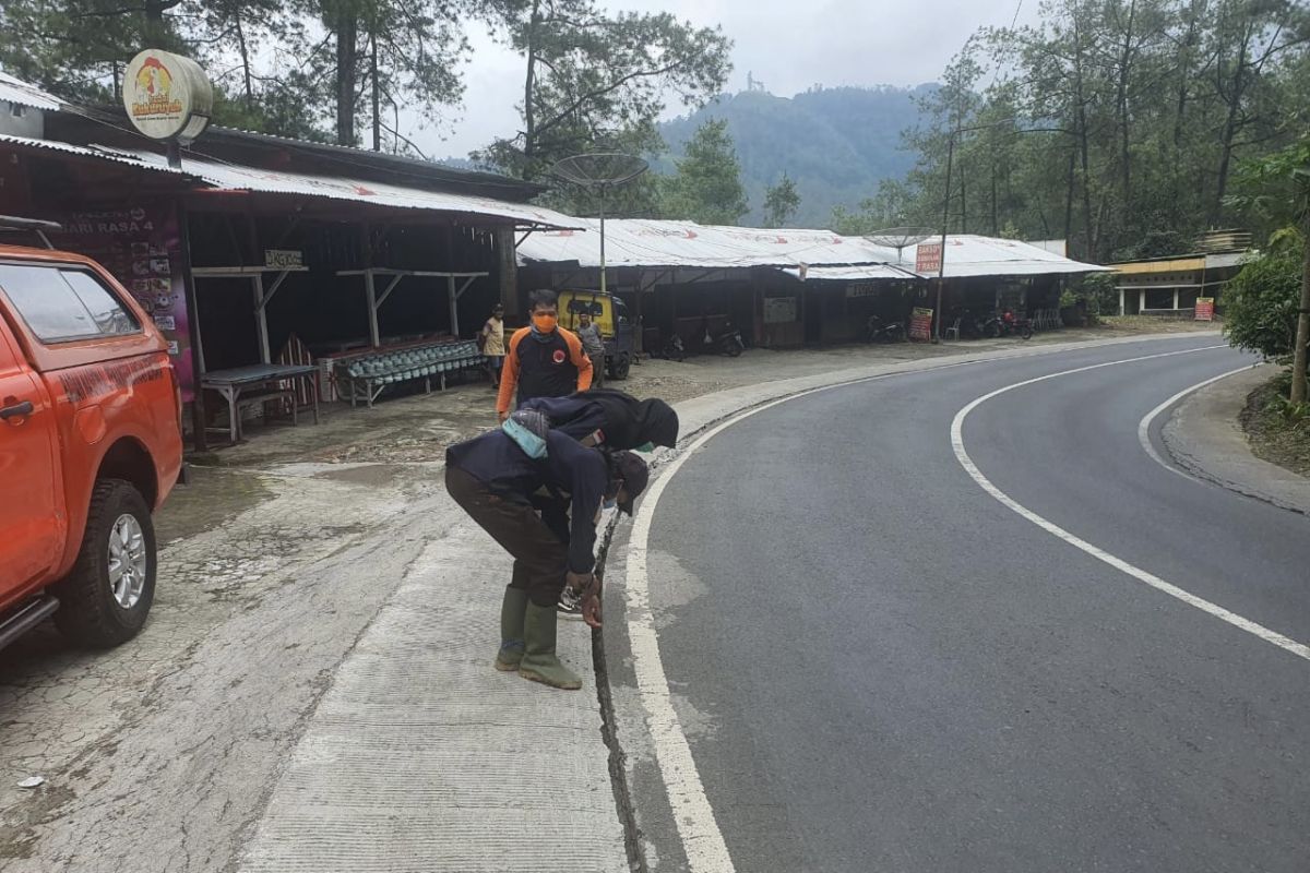 Terjadi retakan tanah, kendaraan melintas jalur Payung Kota Batu dibatasi