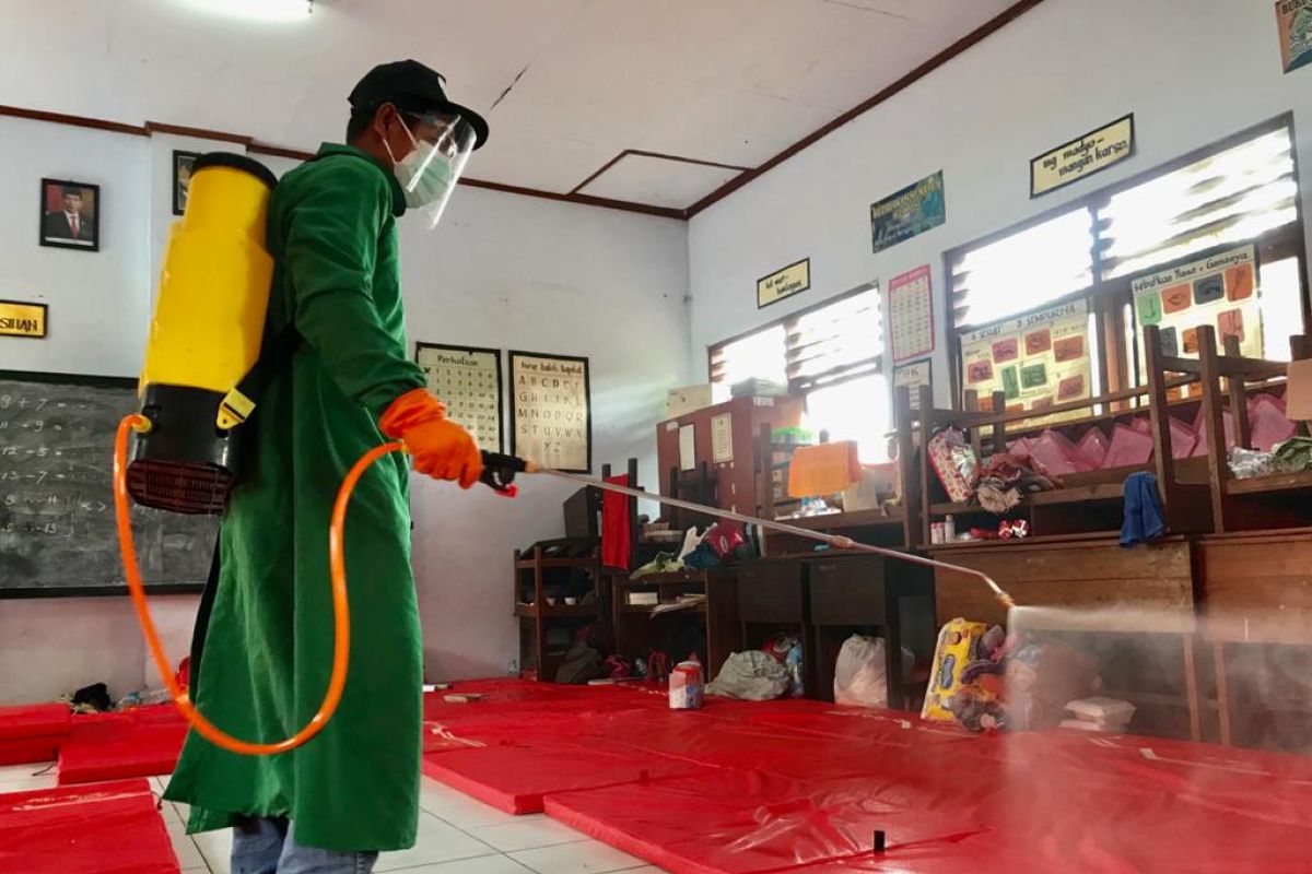 Petugas semprot disinfektan lokasi pengungsian longsor di Nganjuk