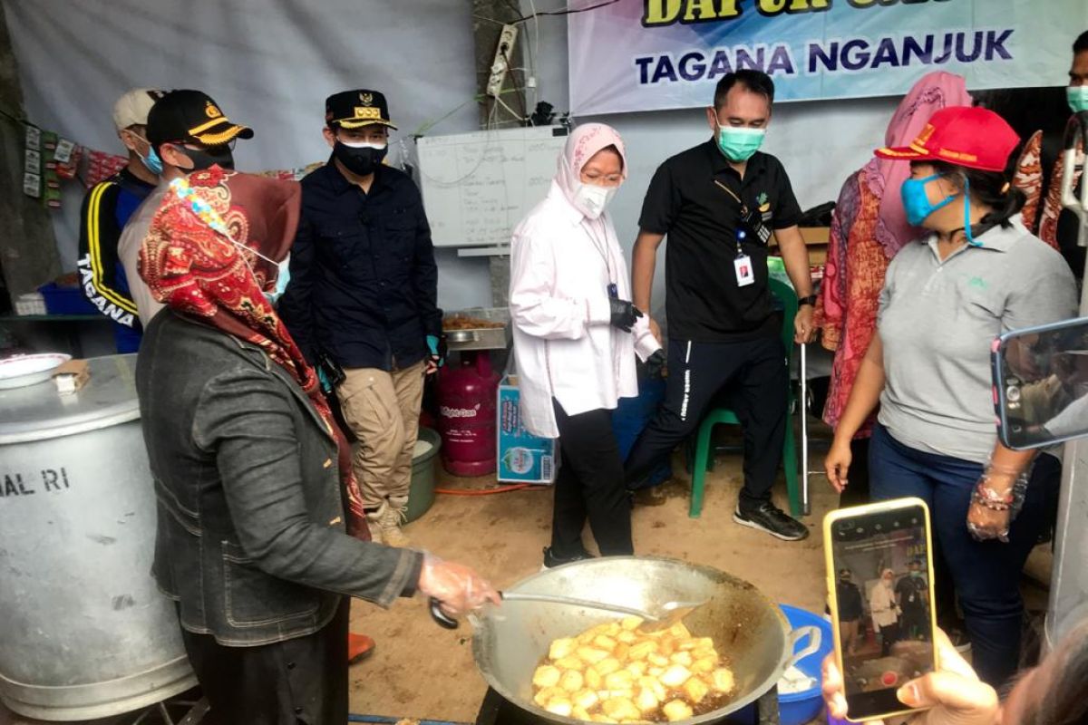 Mensos Risma tinjau pengungsian warga terdampak longsor di Nganjuk