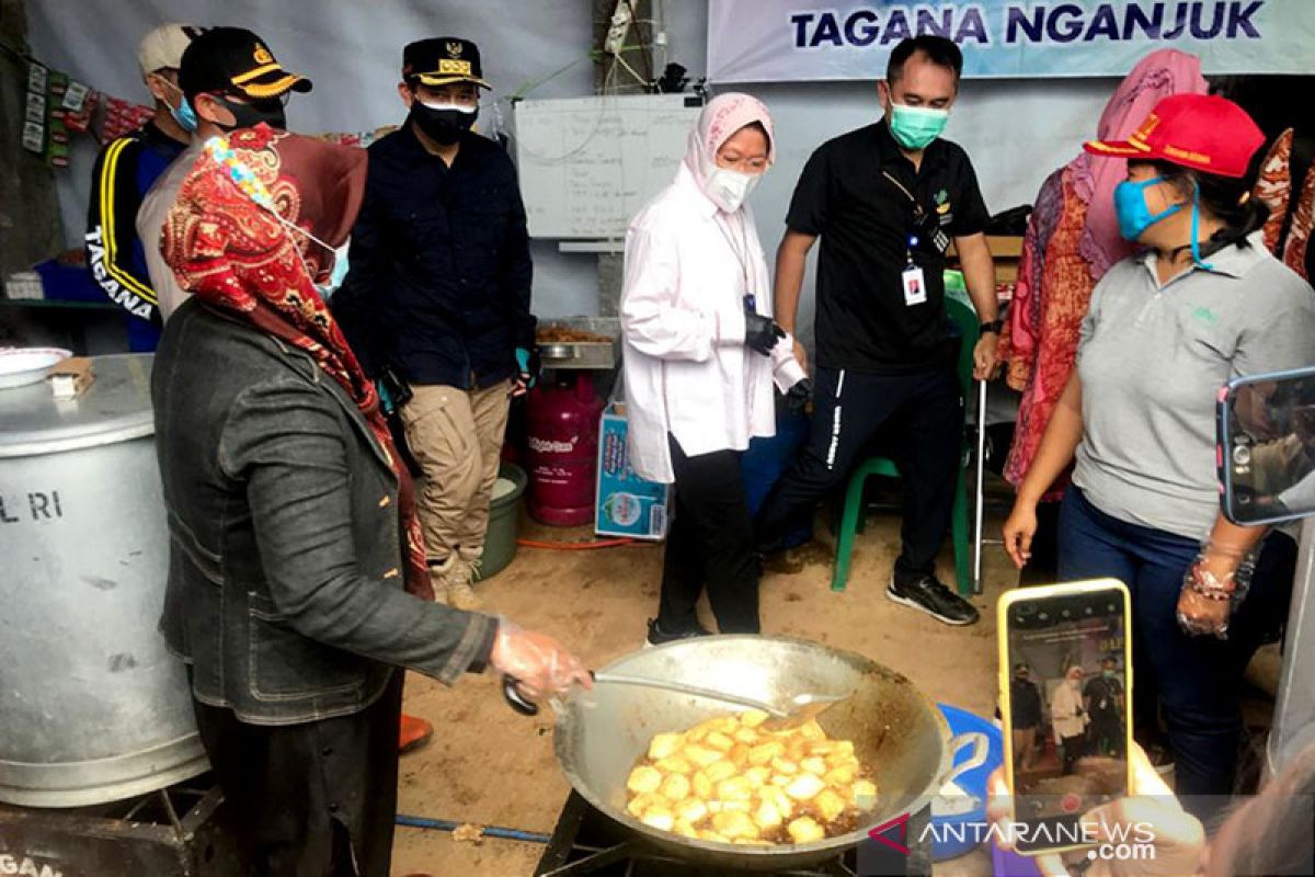 Menteri Sosial jadi model foto dadakan untuk anak pengungsi di Nganjuk