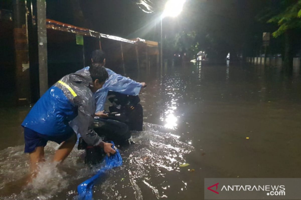 Jalan di lingkungan Bea Cukai Jaktim terendam air hujan