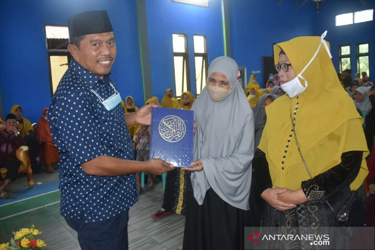 Wakil Ketua DPRD Gorontalo Utara salurkan bantuan Al Quran