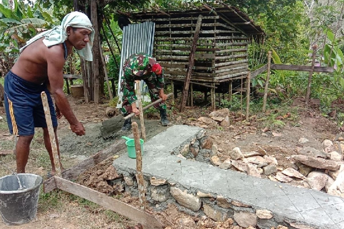 Babinsa Koramil Kemtuk Gresi bantu warga binaan bangun MCK