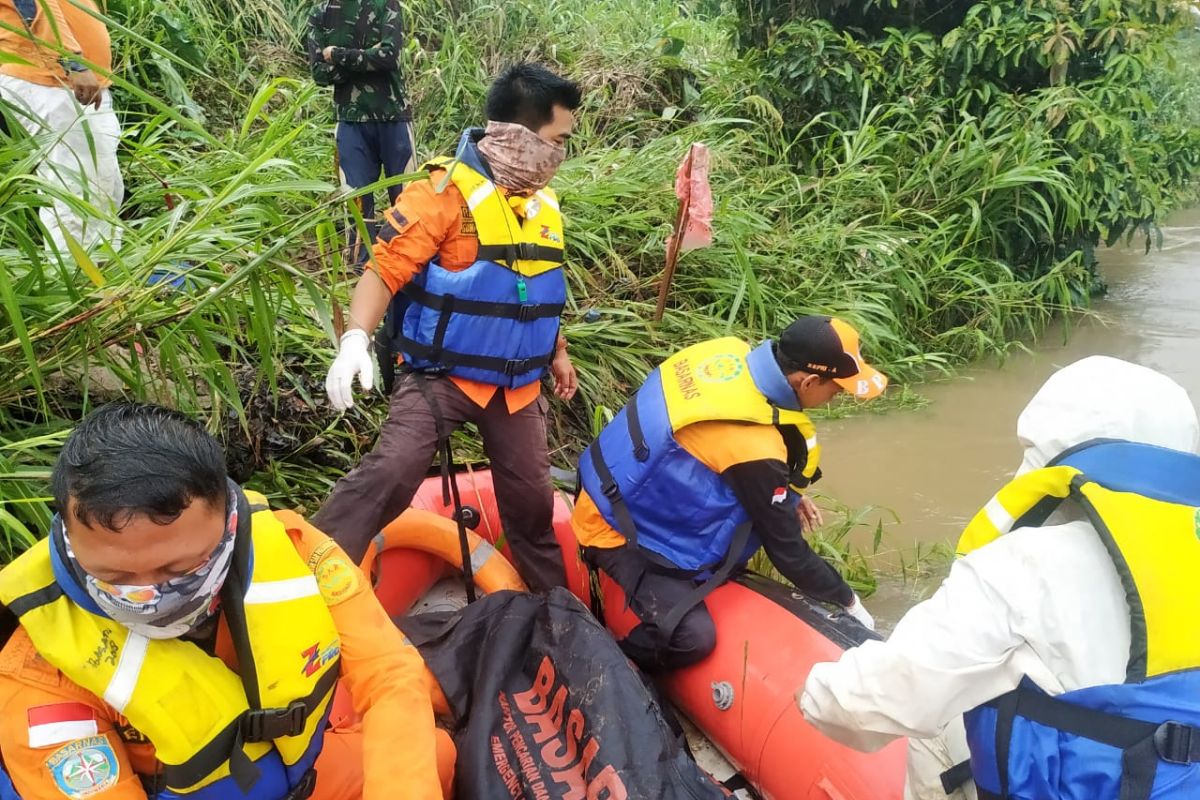 BPBD evakuasi mayat korban hanyut di Sungai Ogan