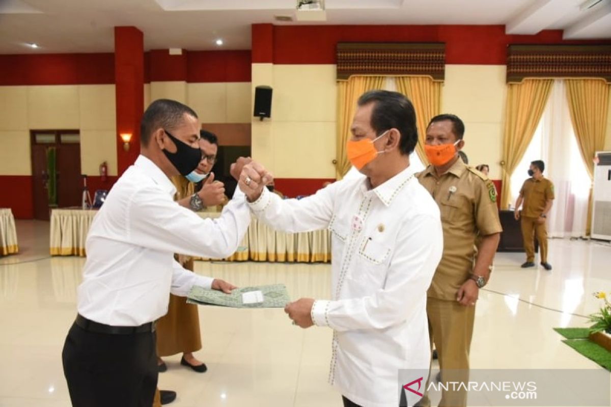 Bupati Tapsel serahkan SK PPPK tenaga penyuluh dan tenaga guru