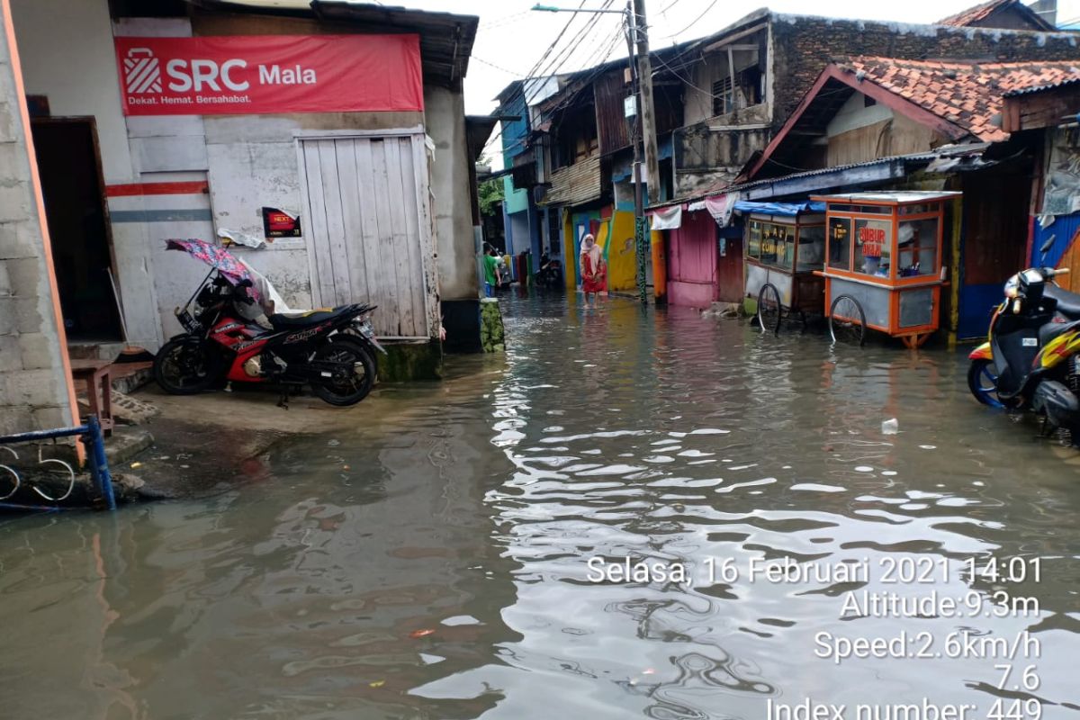 Tiga titik genangan di Kembangan Utara dilakukan penyedotan