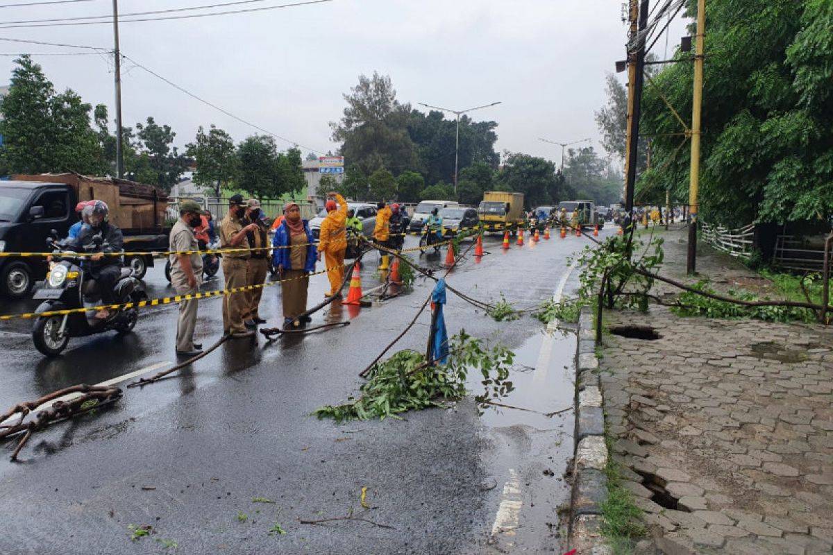 Pemkot Jakbar tutup satu jalur di KM 18 Daan Mogot akibat longsor