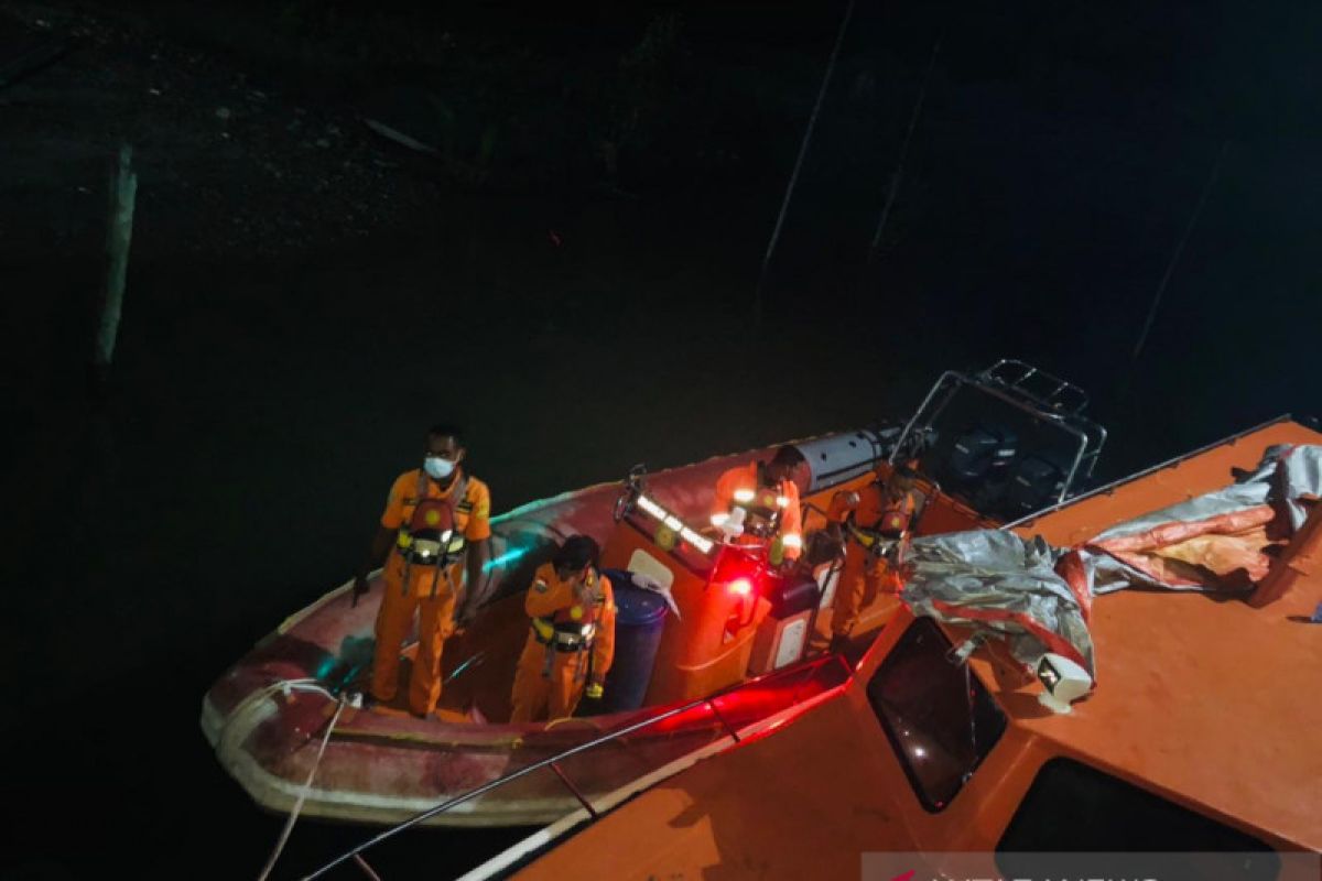 Pencarian tujuh penumpang kapal tenggelam terkendala cuaca buruk
