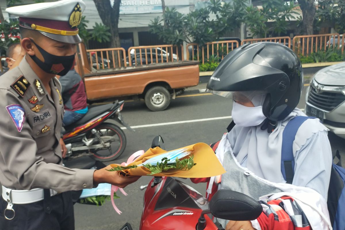 Satlantas Polresta Sidoarjo bagikan  buket masker ke pengendara