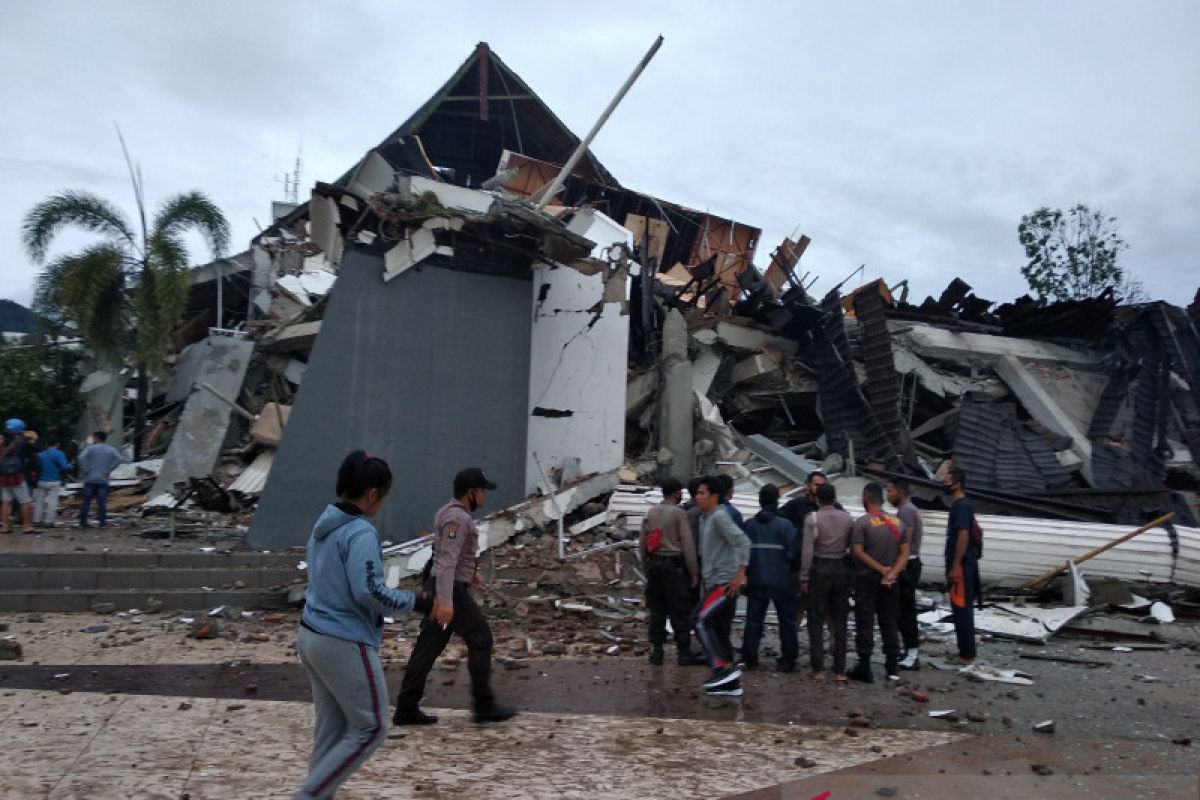 Sebanyak 153 sekolah  dan 77 kantor di Mamuju rusak terdampak gempa