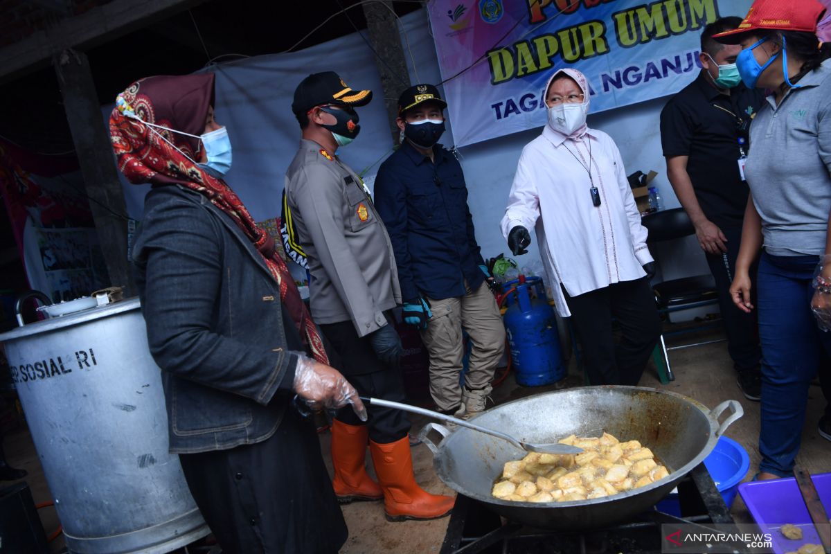 Mensos tinjau pengungsian warga terdampak tanah longsor di Nganjuk