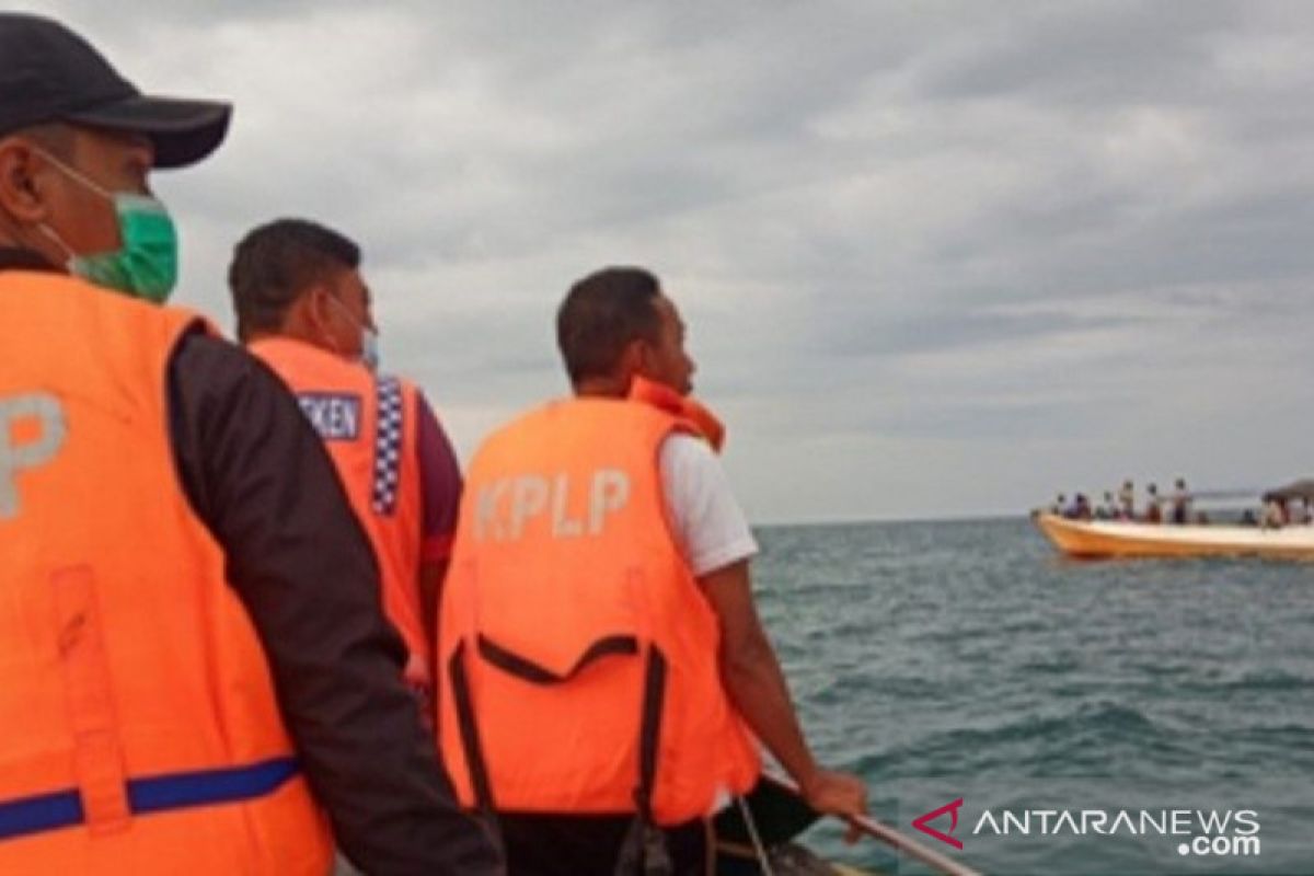 SAR team continues search for sunken vessel's crew