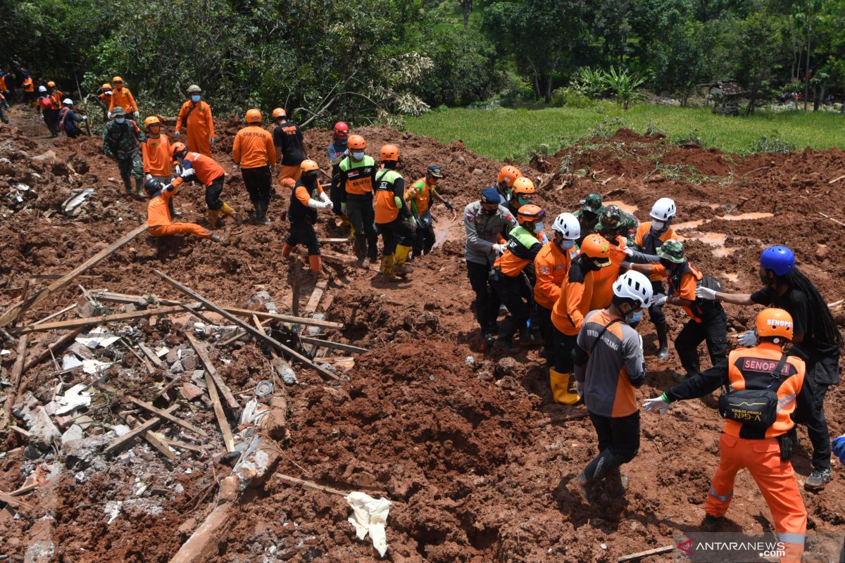 SAR evakuasi 14 korban tertimbun longsor di Nganjuk
