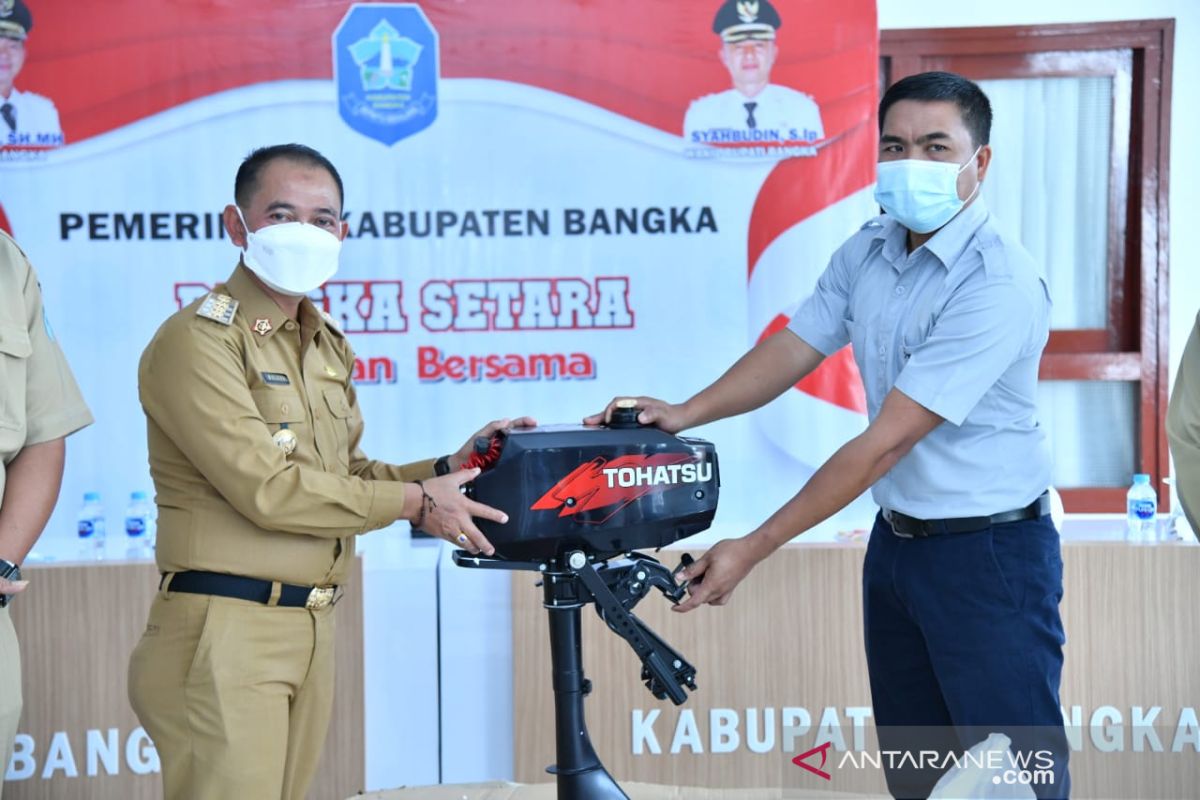 PT Timah salurkan bantuan mesin kapal nelayan